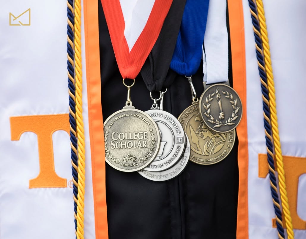 Medali untuk Wisuda Namanya Apa